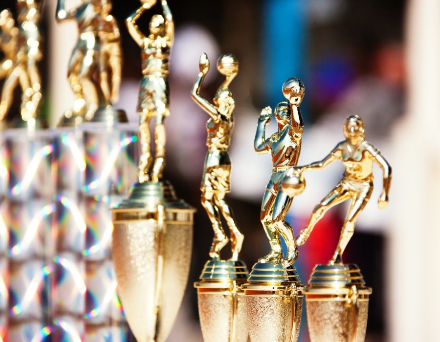 Trofeos de resina con figuras deportivas